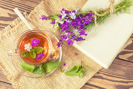 一杯夏茶加草药杯子食物叶子玻璃草本植物树叶药店花朵茶壶香气背景图片
