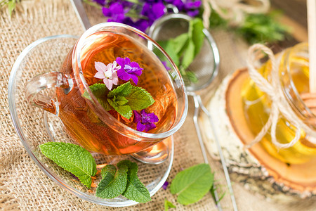 一杯夏茶加草药杯子叶子美食药品花朵芳香食物香气饮料玻璃背景图片