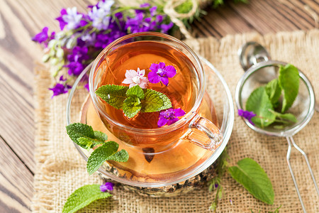 一杯夏茶加草药草本植物食物治疗早餐杯子薄荷树叶茶壶玻璃香气背景图片