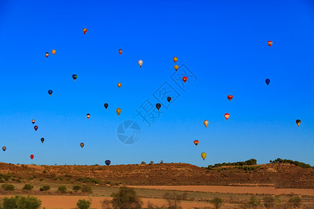 热气球装饰素材蓝色天空中的热气球运输旅游篮子车辆旅行工艺飞机缆车热气阳光背景