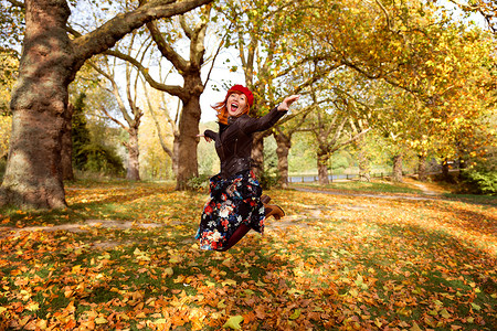 秋季公园的妇女跳跃Ing背景