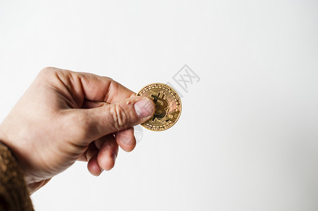 手拿白色背景的比特币电子硬币交换区块链互联网商业投资网络矿业货币金子经济背景图片