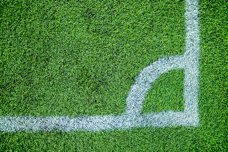 角落足球场上的白色条纹植物运动绿色橄榄球场地沥青土地草地足球背景图片