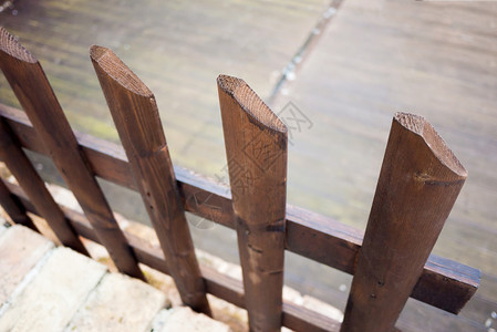 花园中的木栅栏路面焦点木头选择性棕色背景图片