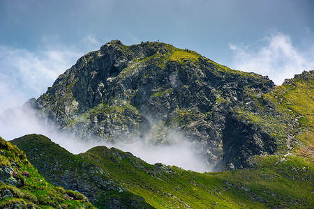 山峰顶悬崖和云上坡石头巨石风景环境地面岩石爬坡土地天空背景图片