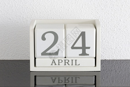 白色方块日历当前日期为 24 日和 4 月框架反射会议节日假期黑色历史派对死亡背景图片