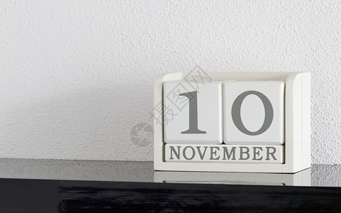 10月31日11月10日和11月当前白区块日历日期会议节日反射历史黑色框架假期派对死亡白色背景