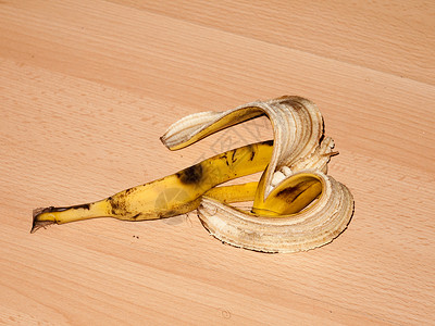 滑溜的木板层地板上剥皮的香蕉皮 危险面警告地面垃圾运气安全木头食物陷阱风险惊喜背景