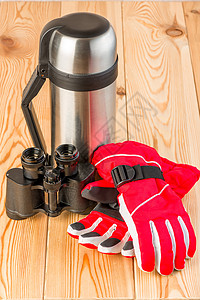 生存工具暖热手套 双筒望远镜和热水杯加茶叶 准备用于diffi背景