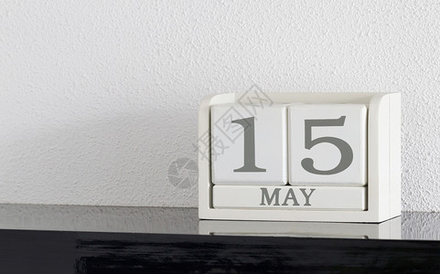 白色块日历当前日期 15 和 5 月死亡黑色节日反射白色派对假期历史会议框架背景图片