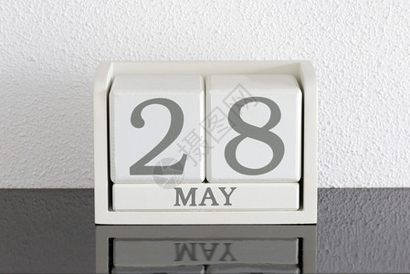 白色块日历当前日期 28 和 5 月黑色框架白色历史假期死亡会议派对节日反射背景图片