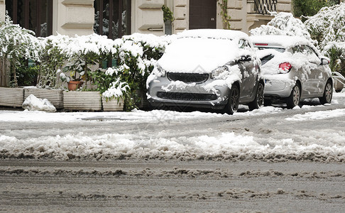 城内汽车停在城市里 几乎全被雪雪覆盖背景图片