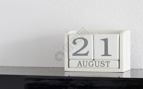 白区块日历目前日期 8月21日和8月框架死亡白色反射黑色历史派对节日假期会议背景图片