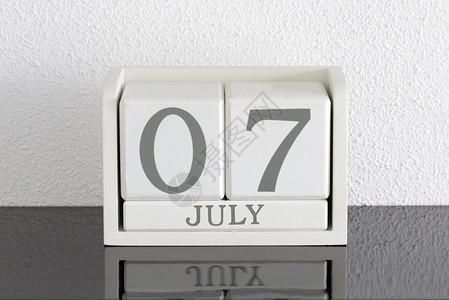 再见7月白区块日历目前日期 7月7日和黑色派对反射白色框架死亡假期历史会议节日背景