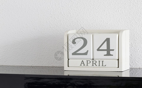 白色方块日历当前日期为 24 日和 4 月派对框架黑色历史会议节日反射死亡假期背景图片