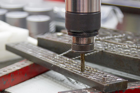 触摸机和洞板测量螺栓机器制造业工具技术车削工作合金金属难的高清图片素材
