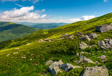 喀尔巴阡山脉绿色滚动山山坡风景环境远足丘陵天空绿色蓝色天气地面背景图片