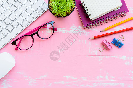 电脑粉色带有工作空间和办公室附件的顶端办公表格 包括商业桌子记事本咖啡相机女士桌面教育自由职业者学校背景