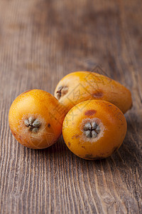 枇杷枸杞子深色宇上的生枸杞子团体叶子饮食农业水果木头乡村橙子市场植物背景