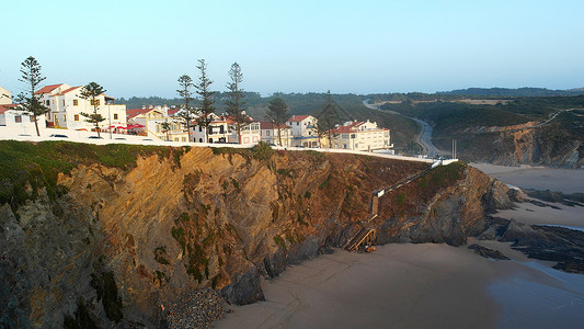 赞布吉拉多玛尔 葡萄牙阿兰特霍远足植被小路石头波浪海滩悬崖旋转岩石渔夫背景图片