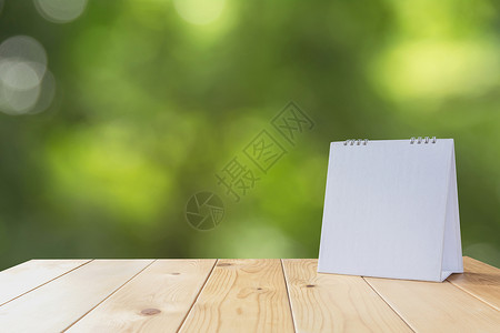 有关自然背景和复制空间的木材表格上的白日历黑色日记组织展示日程年度工作日空白会议议程背景图片