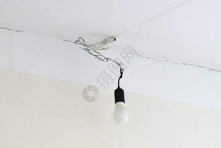 挂在天花板上的旧灯灯泡石膏电缆溪流建房工艺房间建设高清图片