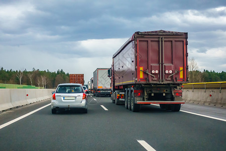 弗兰斯科斯洛文尼亚Maribor和Ljubljana之间的A1公路交通场景技术沥青旅游丘陵山脉街道旅行车辆树木背景