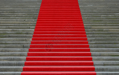 红地毯穿过混凝土楼梯透视红色灰色庆典脚步仪式建筑学石头地毯背景图片