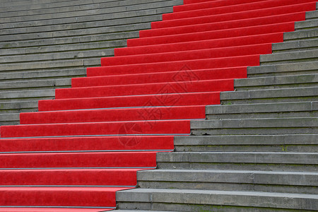 红地毯穿过混凝土楼梯透视石头灰色仪式红色脚步建筑学地毯庆典背景图片