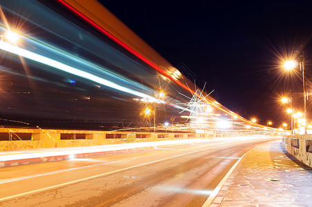 联合国教科文组织保护的内塞伯尔古镇 路 夜灯 风车 汽车光迹 拍摄的长曝光照片痕迹车辆路线假期街道旅游运输运动大灯废墟背景图片