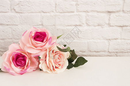 礼品卡样机粉红玫瑰模型 称呼图库摄影 花卉风格的墙模型 玫瑰花样机 情人节母亲节贺卡 礼品卡 白桌样机花朵桌子艺术照片打印金子框架装饰咖啡背景