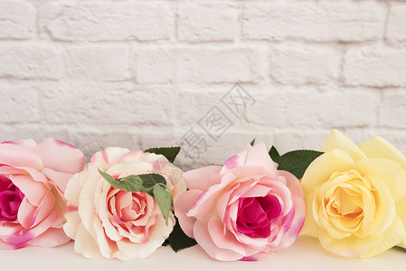 粉红玫瑰模型 称呼图库摄影 花卉框架 风格的墙模型 玫瑰花样机 情人节母亲节贺卡 礼品卡 白桌样机乡村推介会咖啡桌子海报打印图书背景图片