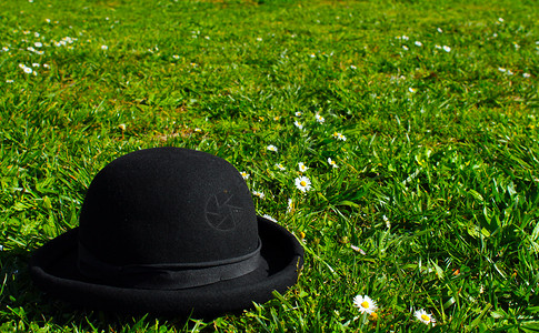 德比帽草坪上挂着保龄球帽背景