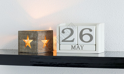 白色块日历当前日期 26 和 5 月派对蜡烛黑色死亡框架反射白色会议星星假期背景图片