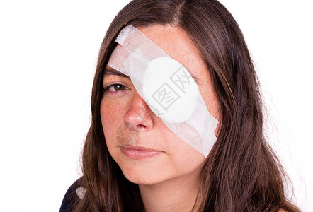 白内障妇女受伤后佩戴眼罩作为保护的肖像医院黑发感染医生眼睛女士视网膜光学白色外科背景