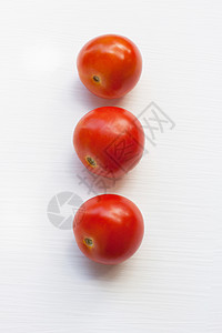 三个红番茄三个红西红柿在白色上圆圈水果宏观生物蔬菜食物培育花园农场植物背景