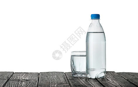 塑料瓶和装水的玻璃杯高清图片