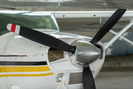 小型运动飞机停在机库 特写座舱空气学校电脑队长机场引擎运输场地天鹰背景图片