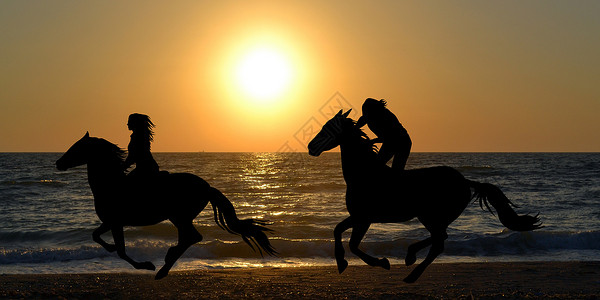 马奔两个骑马的骑手在沙滩上奔赶背景