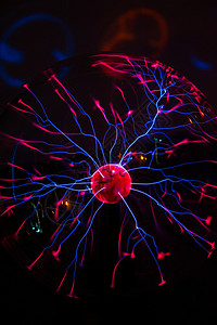玻璃球中的电等离子体活力力量实验室电子产品紫色圆圈电压收费原子电气背景图片