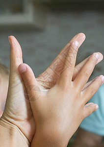 成人和儿童两只手牵起双人手背景图片