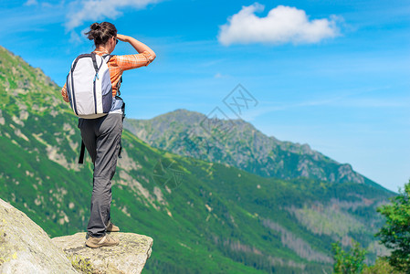 一个游客带着背包在山上 悬崖边观光高清图片