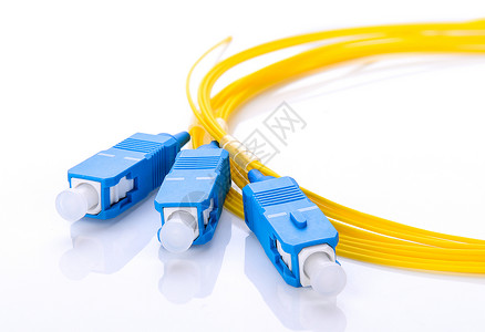 速度光纤白色背景上与SC连接器的光纤对数背景