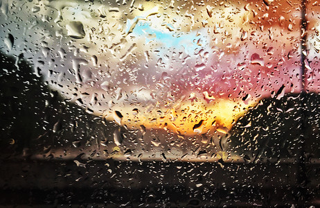 下雨滴水素材窗玻璃上的雨滴城市橙子天气气候墙纸风暴下雨街道天际季节背景