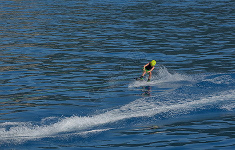 花式滑水小男孩醒车海浪孩子青少年童年男生海洋滑水板享受滑水运动背景