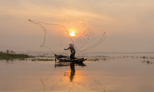 鱼人钓鱼的渔人轮休赛选手在追上捕鱼传统工作平衡日落环境渔夫资源反射旅行生计背景