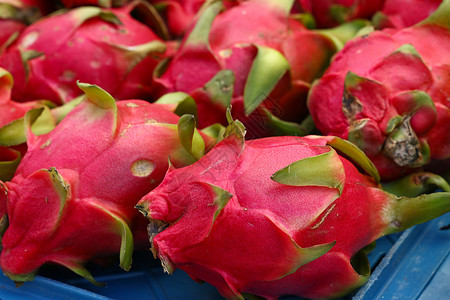 恶搞卖龙素材红熟的瓜或谷龙果特写展示热带食物红色团体水果季节零售摊位收成背景