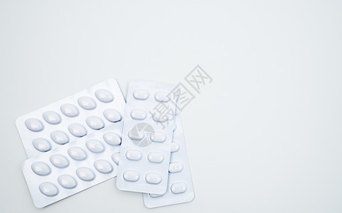 他汀类药丸装在白色泡罩包装中 用于在白色背景下隔离的耐光包装 治疗血脂异常的药物 降脂药丸 他汀类药物 高脂血症 医药行业 药房背景