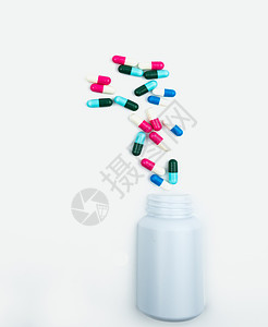 隔离桩将抗生素胶囊丸倒入塑料瓶中 在白色背景下与复制空间隔离 药品储存 抗生素用药合理 卫生政策和医保理念 毒理学 医药行业 药房背景背景