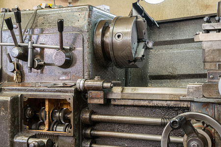 旧铣床 重工业设备 工厂里的旧机器背景图片